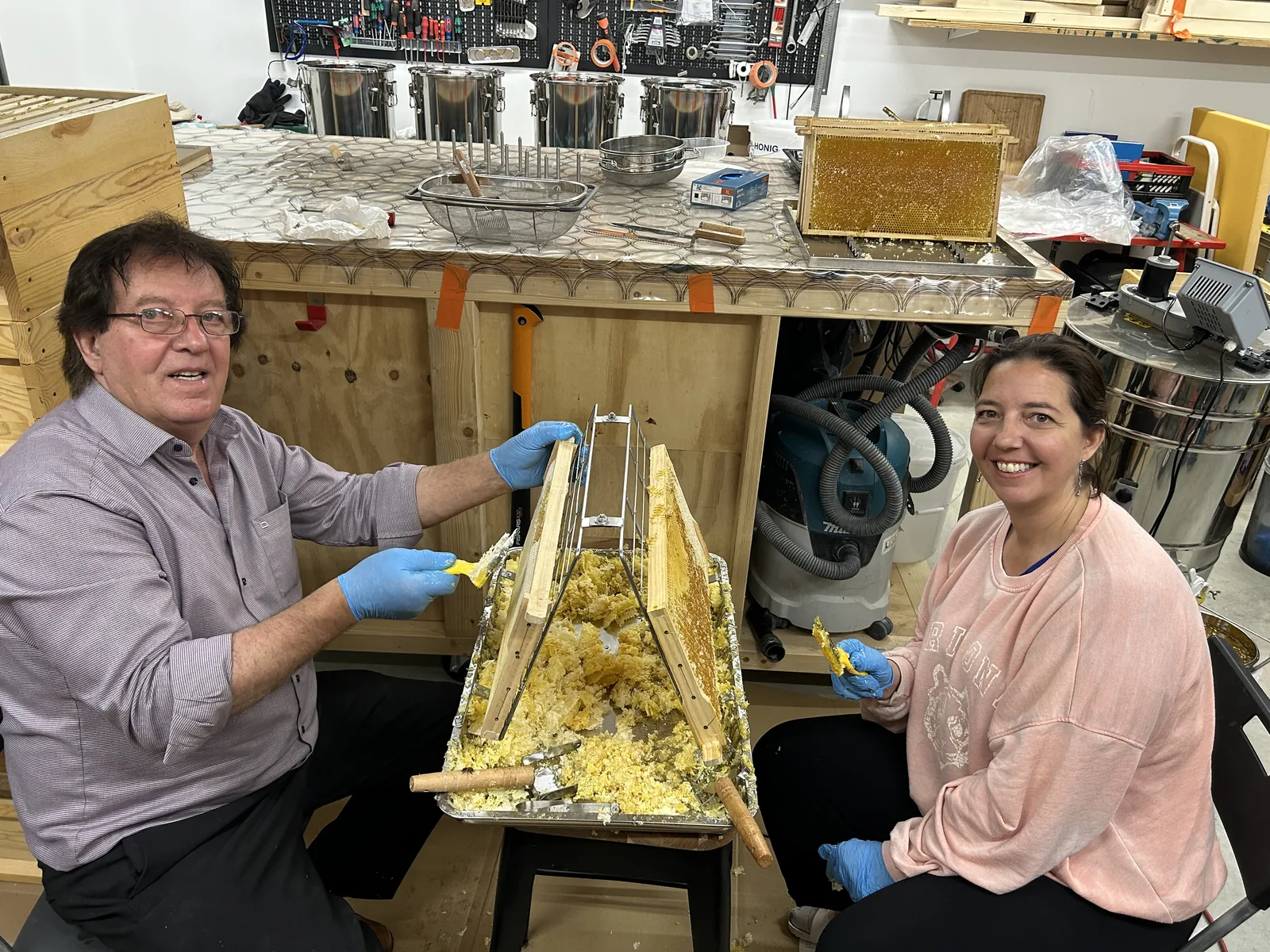 Jozo und Tochter beim Entdeckeln