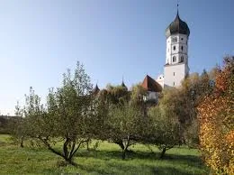 Kloster Wettenhausen mit Kirchturm und Obstgarten