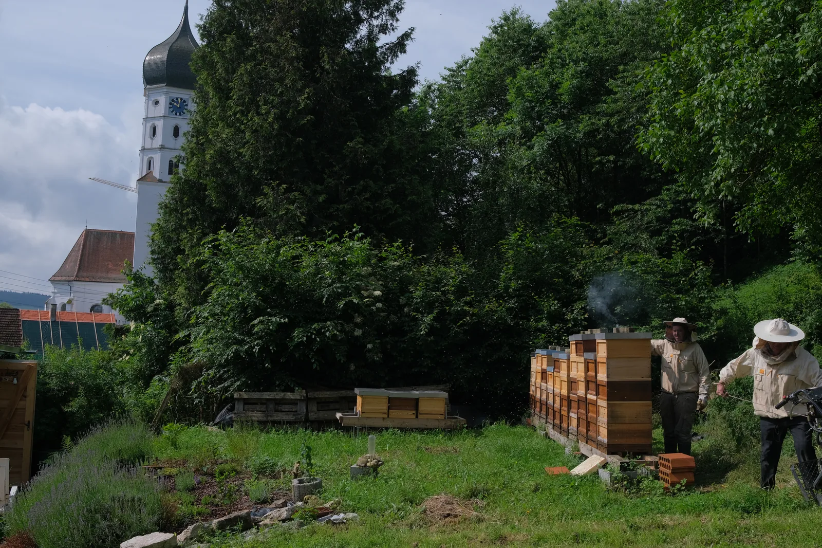 Jozo und Josip beim Imkern – Kloster Wettenhausen im Hintergrund